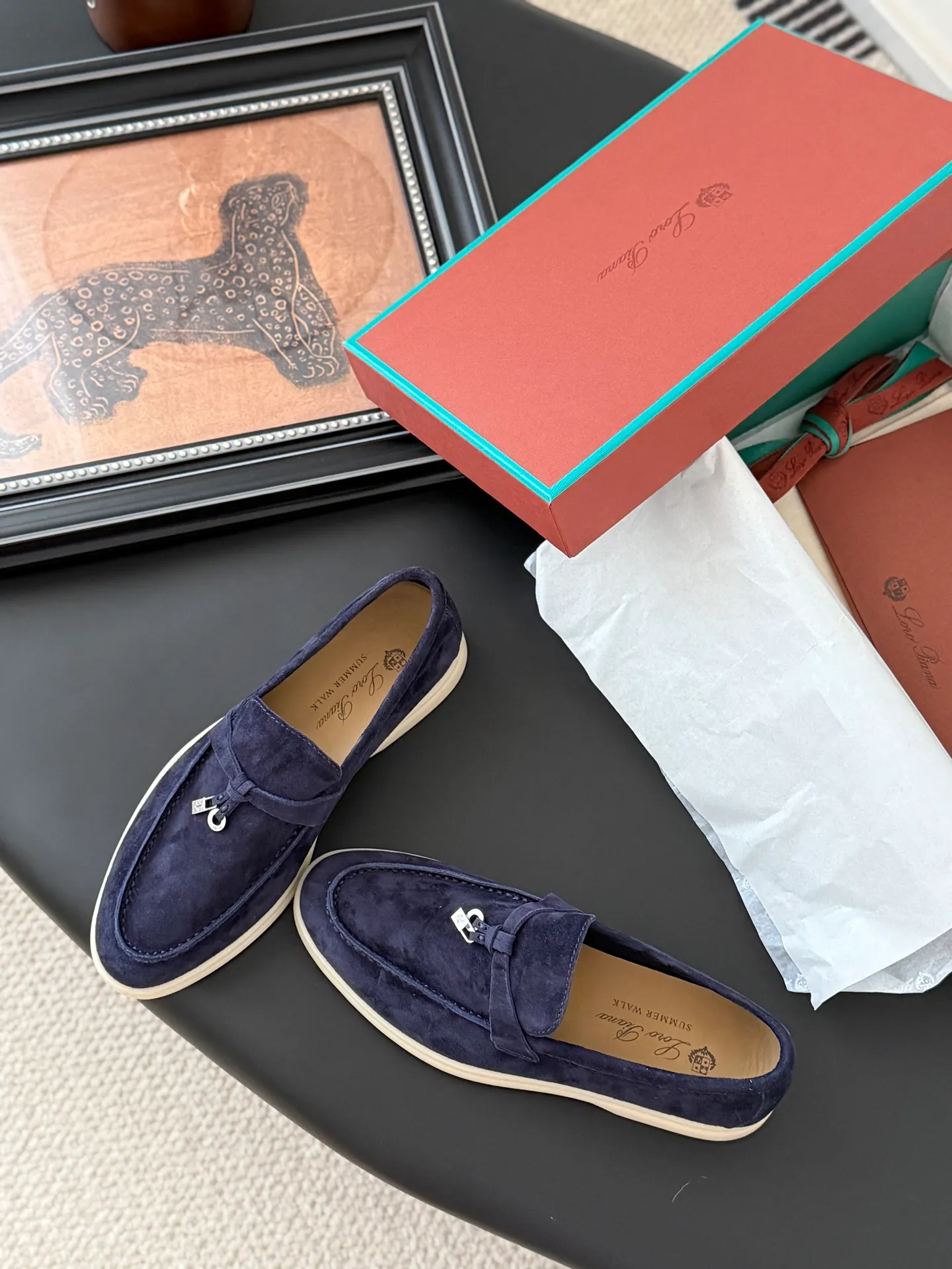 👟👟Ex-factory price 480👟👟 Top-quality double-layered genuine leather loafers. The quality is authentic. LP only sells high-end versions. Summer walk only has O pairs and countless pairs. The aesthetics and choice of shoes are also a kind of self-expression. Loro captures me with the comfort of walking on clouds. It adapts to the comfortable and relaxed state of wearing on weekdays, allowing i people to shuttle freely in relaxation and leisure. Double-layer leather on the upper, sheepskin lining Original outsole Size: 35-44